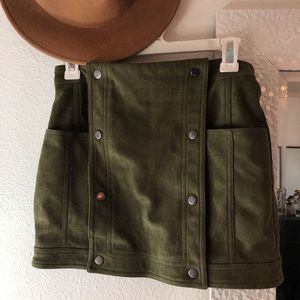 Olive green button mini skirt 🥀